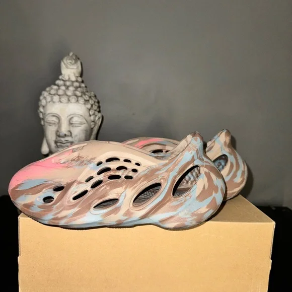 Yeezy faom like new - Picture 2 of 4